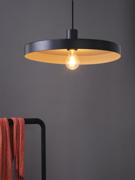 Plate Ø40 Zwart hanglamp Van Ledvance - De binnenkant van de kap heeft een beige kleur, wat zorgt voor een mooie, heldere lichtverdeling in de kamer.