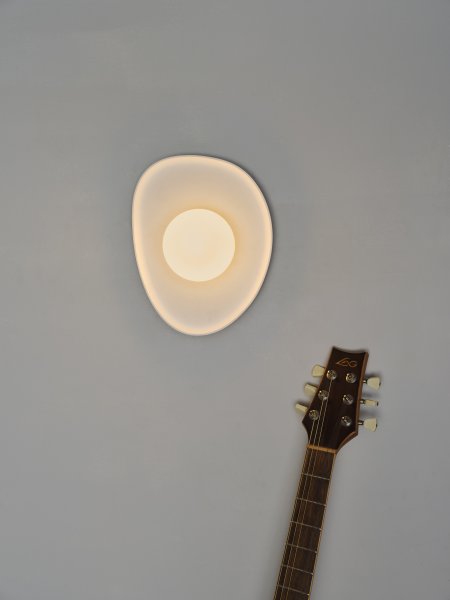 Plaster Nest 26cm Wit wandlamp Van Ledvance - Glaskupan i opal som omfamnar ljusk&auml;llan skapar ett fint och bl&auml;ndfritt ljus i rummet.