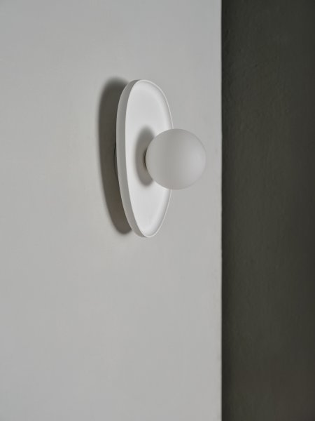 Plaster Nest 26cm Wit wandlamp Van Ledvance - Glaskupan i opal som omfamnar ljusk&auml;llan skapar ett fint och bl&auml;ndfritt ljus i rummet.