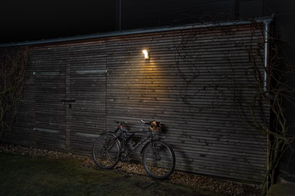 PRO Spot Sensor 16W Donkergrijs buitenlamp Van Osram - Den inbyggda r&ouml;relse-&nbsp;och skymningssensorn g&ouml;r att lampan t&auml;nds automatiskt vid r&ouml;relse i m&ouml;rker, vilket ger b&aring;de s&auml;kerhet och energieffektivitet.