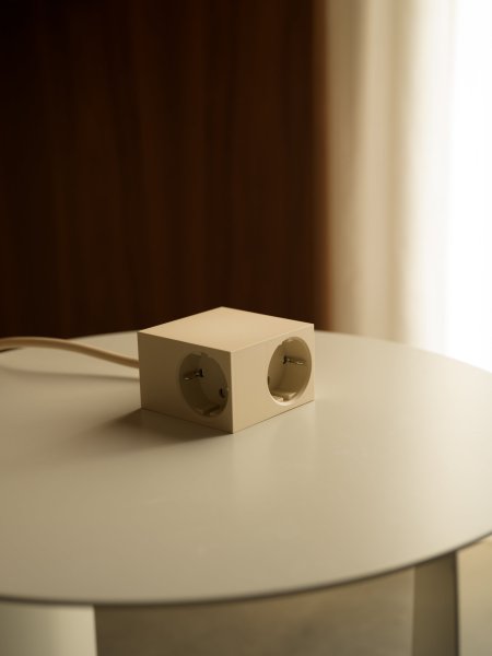 Cuboid Parelmoer Ivoor Van Kord - Meerdere montagemogelijkheden - Direct te bevestigen op metalen oppervlakken met de magnetische zijkanten, gebruik de meegeleverde wrijvingsoppervlakhouder voor een stabiele plaatsing op tafel of bevestig hem aan de muur met 3M-tape voor een discreet en gemakkelijk bereikbaar stopcontact.