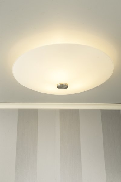 Iglo Ø42 Wit plafondlamp Van Aneta Lighting - De kap heeft een licht schelpvormige vorm en past dankzij de metalen details in elk interieur dankzij het tijdloze design.