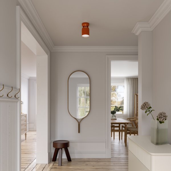  Lennon Ø13 Oranje plafondlamp Van CO Bankeryd - Lennon is een stijlvolle en compacte metalen plafondlamp met een donkere, oranje kleur die een harmonieuze uitstraling geeft.