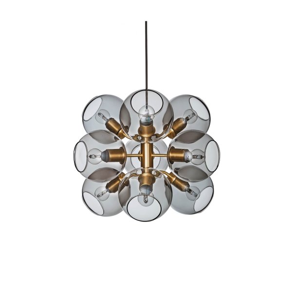 Tage 50 Ø45 Messing hanglamp Van CO Bankeryd - De lamp is geschikt om hoger aan het plafond van de woonkamer te hangen, in de slaapkamer voor een zachte algemene verlichting of boven de eettafel waar hij een rol speelt en een expressieve blikvanger wordt.