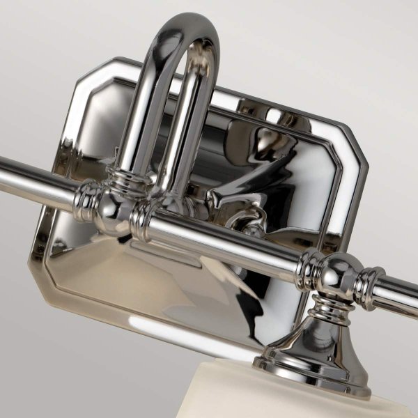 Concord 76cm Chroom badkamerlamp Van Elstead Lighting - Deze is voorzien van vier zacht gevormde, opaalwitte glaskappen die een aangenaam en egaal licht verspreiden, ideaal voor badkamers.
