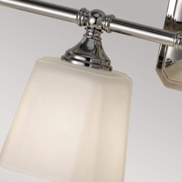 Concord 76cm Chroom badkamerlamp Van Elstead Lighting - Deze is voorzien van vier zacht gevormde, opaalwitte glaskappen die een aangenaam en egaal licht verspreiden, ideaal voor badkamers.