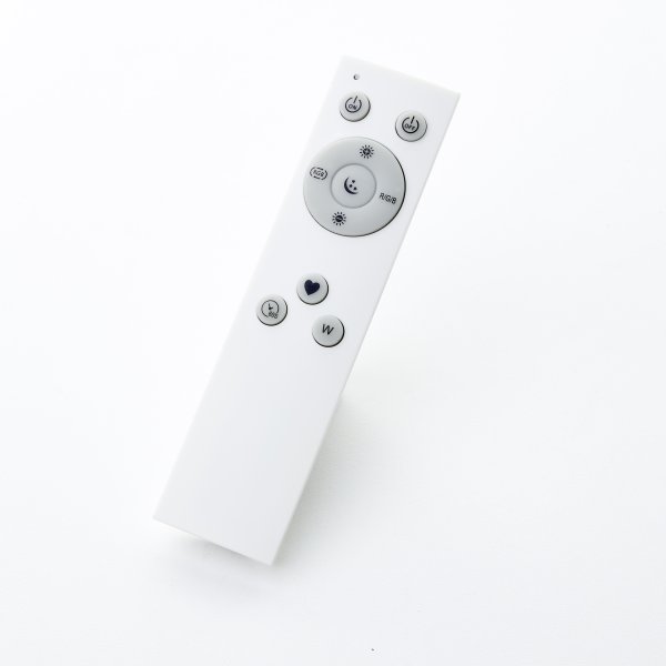 Lotti Ø30 Zwart plafondlamp Van Brilliant - Naast kleur- en lichtregeling biedt Lotti slimme functies zoals een timer en een nachtlampmodus – allemaal eenvoudig te bedienen via de afstandsbediening.