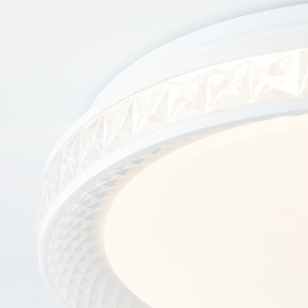 Burlie Ø40 Wit plafondlamp Van Brilliant - Het ge&iuml;ntegreerde ledpaneel straalt een helder licht van 2400 lm uit dat in drie stappen dimbaar is met de meegeleverde afstandsbediening.
