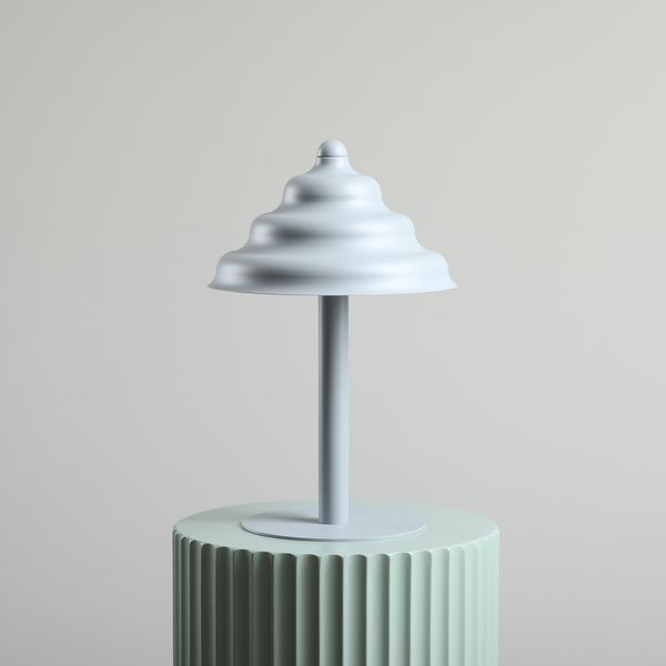 Wave 36cm Blauw tafellamp Van Artera - Wave is een moderne tafellamp met een retro-design, waardoor het een veelzijdige lamp is die in elk huis past.