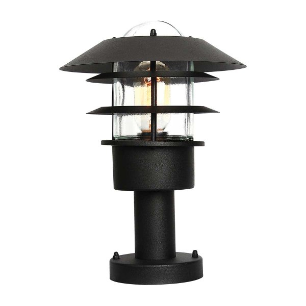 Helsingor 30cm Zwart Van Elstead Lighting - Tillverkad av rostfritt st&aring;l i svart finish och glas, erbjuder den en slitstark och v&auml;derbest&auml;ndig konstruktion som &auml;r perfekt f&ouml;r entr&eacute;er, tr&auml;dg&aring;rdsg&aring;ngar och uteplatser.