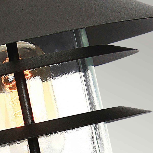 Helsingor 30cm Zwart Van Elstead Lighting - Tillverkad av rostfritt st&aring;l i svart finish och glas, erbjuder den en slitstark och v&auml;derbest&auml;ndig konstruktion som &auml;r perfekt f&ouml;r entr&eacute;er, tr&auml;dg&aring;rdsg&aring;ngar och uteplatser.