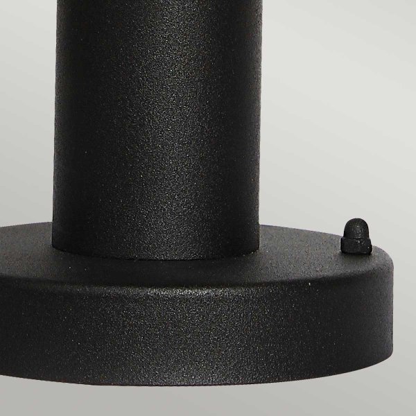 Helsingor 30cm Zwart Van Elstead Lighting - Tillverkad av rostfritt st&aring;l i svart finish och glas, erbjuder den en slitstark och v&auml;derbest&auml;ndig konstruktion som &auml;r perfekt f&ouml;r entr&eacute;er, tr&auml;dg&aring;rdsg&aring;ngar och uteplatser.