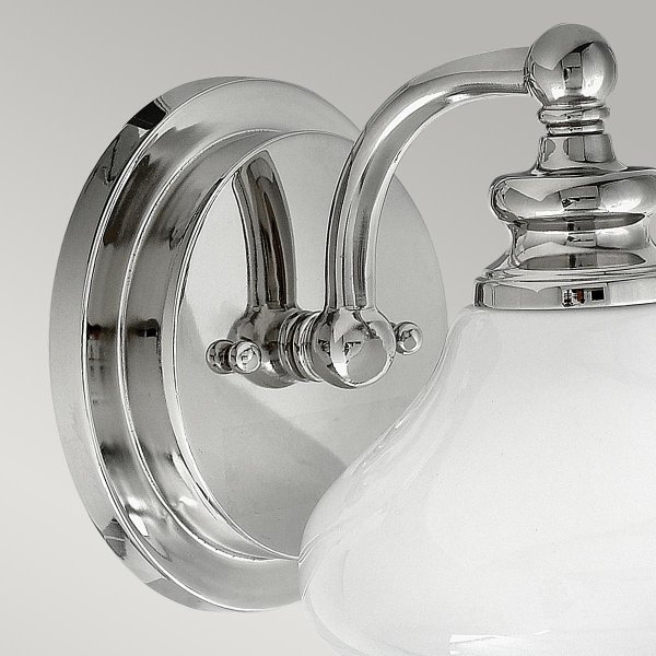Ainsley Ø16 Gepolijst chroom badkamerlamp Van Elstead Lighting - Het heeft een opaalglazen koepel die elegant is afgewerkt met een decoratieve afwerkring.