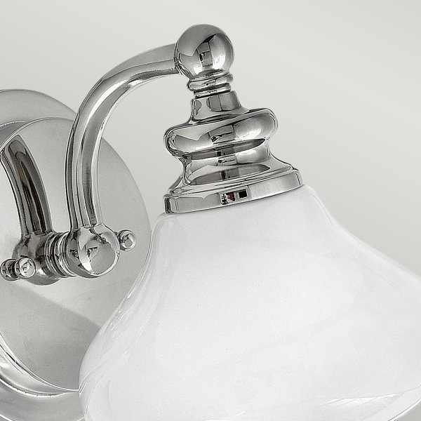 Ainsley Ø16 Gepolijst chroom badkamerlamp Van Elstead Lighting - Het heeft een opaalglazen koepel die elegant is afgewerkt met een decoratieve afwerkring.