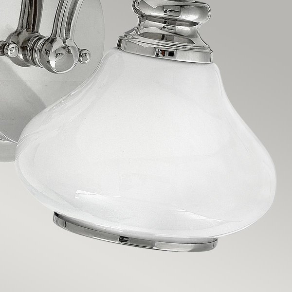 Ainsley Ø16 Gepolijst chroom badkamerlamp Van Elstead Lighting - Het heeft een opaalglazen koepel die elegant is afgewerkt met een decoratieve afwerkring.