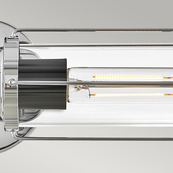 Masthead 60cm Chroom badkamerlamp Van Elstead Lighting - Deze is voorzien van twee cilinders van helder glas die de lichtbronnen omringen en een gelijkmatige en aangename lichtverdeling creëren.