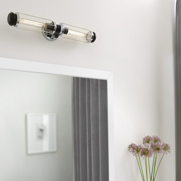 Masthead 60cm Chroom badkamerlamp Van Elstead Lighting - Deze is voorzien van twee cilinders van helder glas die de lichtbronnen omringen en een gelijkmatige en aangename lichtverdeling creëren.