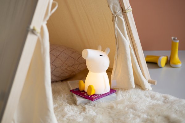 Peppa Pig First Light Wit kinderlamp Van Mr Maria - Het ontwerp van Peppa Pig komt uit de sprookjeswereld van de kleine Greta Pig, een vrolijk varkentje dat graag verkleedt, speelt en vooral springt in modderplassen.