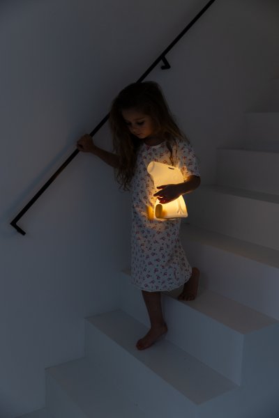 Peppa Pig First Light Wit kinderlamp Van Mr Maria - Het ontwerp van Peppa Pig komt uit de sprookjeswereld van de kleine Greta Pig, een vrolijk varkentje dat graag verkleedt, speelt en vooral springt in modderplassen.