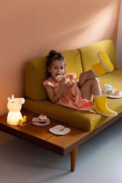 Peppa Pig First Light Wit kinderlamp Van Mr Maria - Het ontwerp van Peppa Pig komt uit de sprookjeswereld van de kleine Greta Pig, een vrolijk varkentje dat graag verkleedt, speelt en vooral springt in modderplassen.