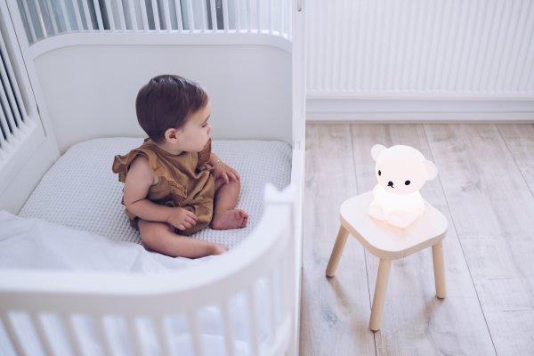 Boris First Light Wit kinderlamp Van Mr Maria - Boris biedt een vredig en subtiel licht en is een veilige metgezel.