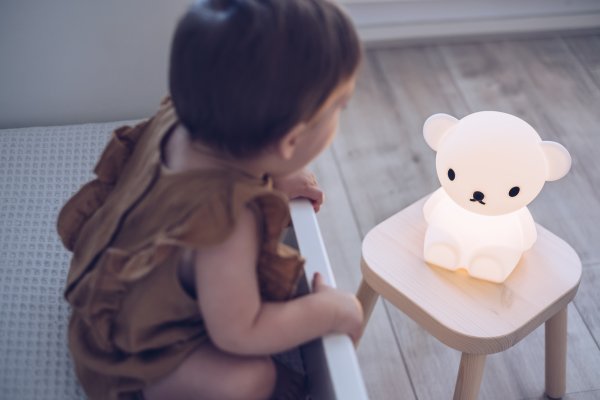 Boris First Light Wit kinderlamp Van Mr Maria - Boris biedt een vredig en subtiel licht en is een veilige metgezel.