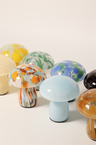 Mushy 17cm ROOD Draagbare Van Eja - Geef uw huis een speelse en moderne toets met deze unieke, snoerloze tafellamp in de vorm van een paddenstoel.