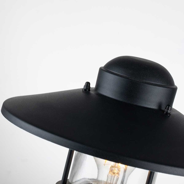 Klampenborg 32cm Zwart Van Elstead Lighting - Tillverkad av rostfritt st&aring;l i svart finish och glas, erbjuder den en robust konstruktion som st&aring;r emot v&auml;der och vind.