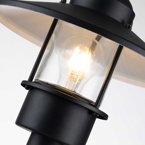 Klampenborg 32cm Zwart Van Elstead Lighting - Tillverkad av rostfritt st&aring;l i svart finish och glas, erbjuder den en robust konstruktion som st&aring;r emot v&auml;der och vind.