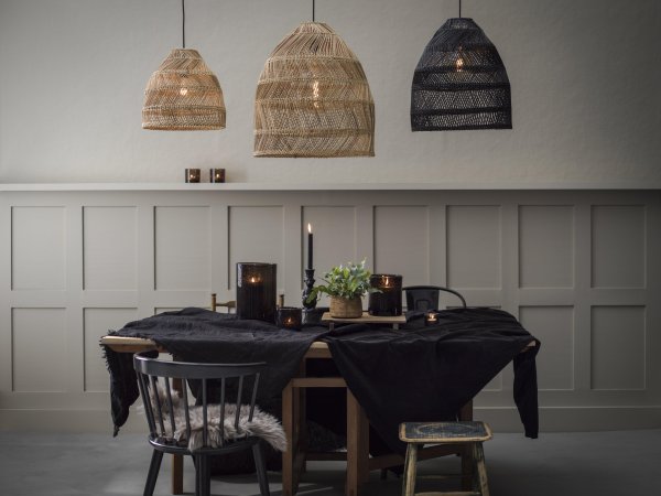 Maja Ø36 Natuur hanglamp Van PR Home - Er wordt een plafondbevestiging meegeleverd, maar als u het buiten wilt ophangen, zult u een plafondbevestiging voor buitengebruik moeten aanschaffen.
