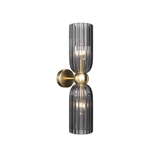 Antic 44cm Rook wandlamp Van Maytoni - De dubbele glazen kap van gerookt glas wordt gecombineerd met een elegant goudkleurig armatuur, waardoor een harmonieuze balans ontstaat tussen modern design en klassieke charme.