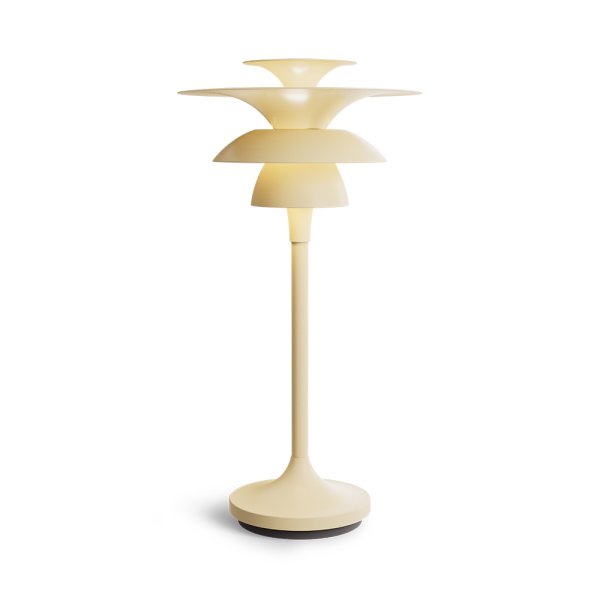 Picasso 35cm Lichte honing tafellamp Van Belid - De tafellamp heeft sobere, felle kleuren die goed te combineren zijn met een klassiek Scandinavisch interieur.