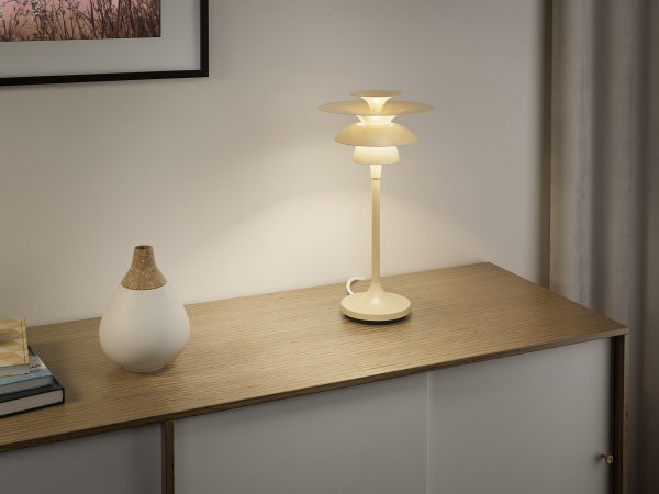 Picasso 35cm Lichte honing tafellamp Van Belid - De tafellamp heeft sobere, felle kleuren die goed te combineren zijn met een klassiek Scandinavisch interieur.