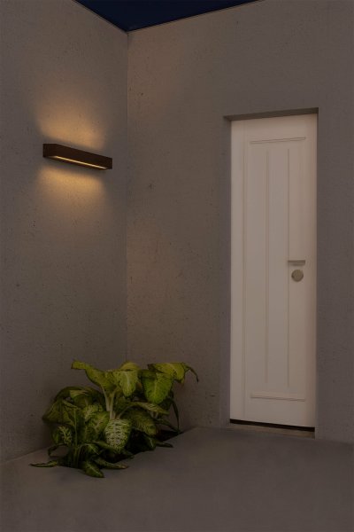 Doro Bruin buitenlamp Van Faro Barcelona - Met een vermogen van 28W projecteert het licht van beide kanten en zorgt voor elegante en functionele verlichting voor buitenomgevingen.