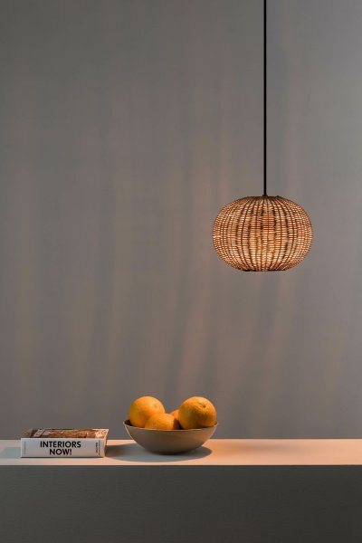 Haka Ø25 Natuur hanglamp Van Faro Barcelona - HAKA is een ronde hanglamp in mediterrane stijl met een prachtige rotan kap die het licht op een sfeervolle en decoratieve manier verspreidt.
