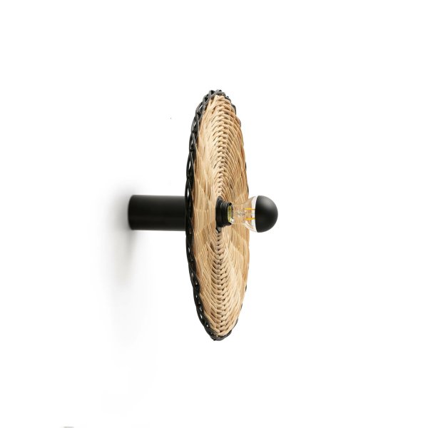 Costas Ø40 Natuur wandlamp Van Faro Barcelona - Costas is een moderne wandlamp met een kap van natuurlijk rotan en een stijlvolle uitstraling.