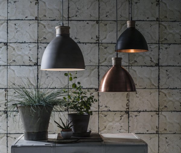 Roseville Ø42 Grijs hanglamp Van PR Home - De plafondlamp is gemaakt van metaal en heeft een 1,6 meter lang snoer met een plafondkapje in dezelfde kleur als de lamp.