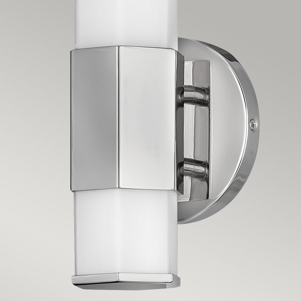 Facet 35cm Chroom badkamerlamp Van Elstead Lighting - Facet is een moderne en stijlvolle badkamerlamp die functionaliteit en esthetiek combineert.