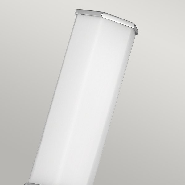 Facet 35cm Chroom badkamerlamp Van Elstead Lighting - Facet is een moderne en stijlvolle badkamerlamp die functionaliteit en esthetiek combineert.