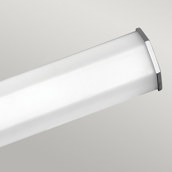 Facet 65cm Chroom badkamerlamp Van Elstead Lighting - Facet is een moderne en stijlvolle badkamerlamp die functionaliteit en esthetiek combineert.