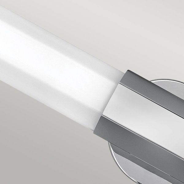 Facet 65cm Chroom badkamerlamp Van Elstead Lighting - Facet is een moderne en stijlvolle badkamerlamp die functionaliteit en esthetiek combineert.