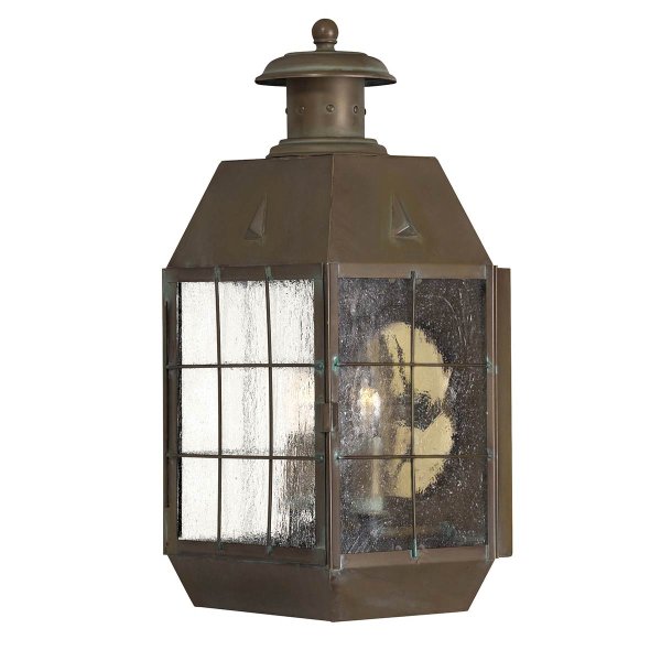 Nantucket 42cm Antiek messing buitenlamp Van Elstead Lighting - Tillverkad av massiv m&auml;ssing och glas, erbjuder den en robust och elegant konstruktion som &aring;ldras vackert &ouml;ver tid.