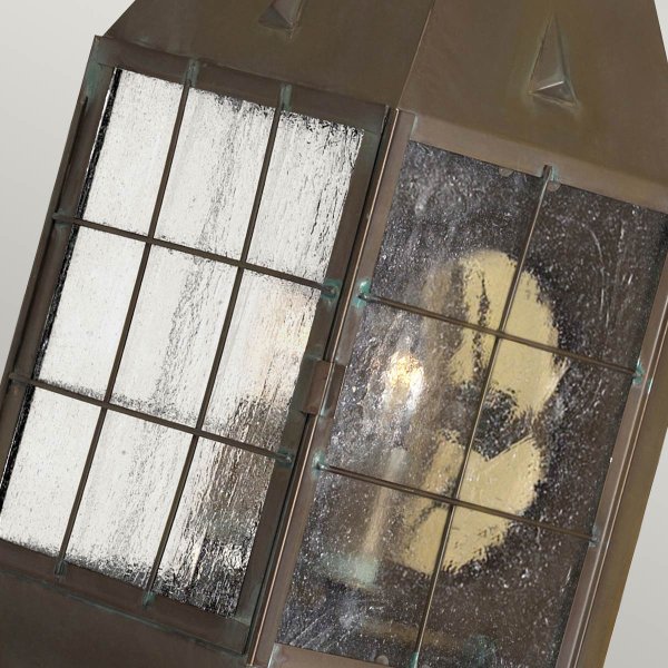 Nantucket 42cm Antiek messing buitenlamp Van Elstead Lighting - Tillverkad av massiv m&auml;ssing och glas, erbjuder den en robust och elegant konstruktion som &aring;ldras vackert &ouml;ver tid.