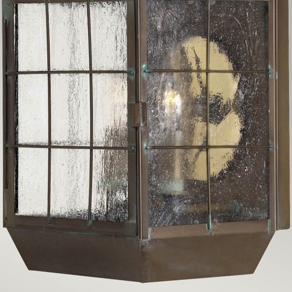 Nantucket 42cm Antiek messing buitenlamp Van Elstead Lighting - Tillverkad av massiv m&auml;ssing och glas, erbjuder den en robust och elegant konstruktion som &aring;ldras vackert &ouml;ver tid.