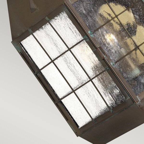 Nantucket 42cm Antiek messing buitenlamp Van Elstead Lighting - Tillverkad av massiv m&auml;ssing och glas, erbjuder den en robust och elegant konstruktion som &aring;ldras vackert &ouml;ver tid.