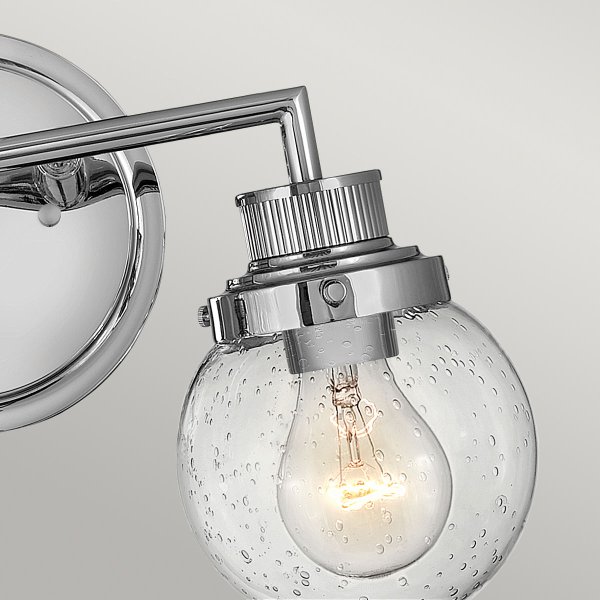 Poppy 37cm Chroom badkamerlamp Van Elstead Lighting - Poppy is een elegante en charmante badkamerlamp die klassiek design combineert met moderne functionaliteit.