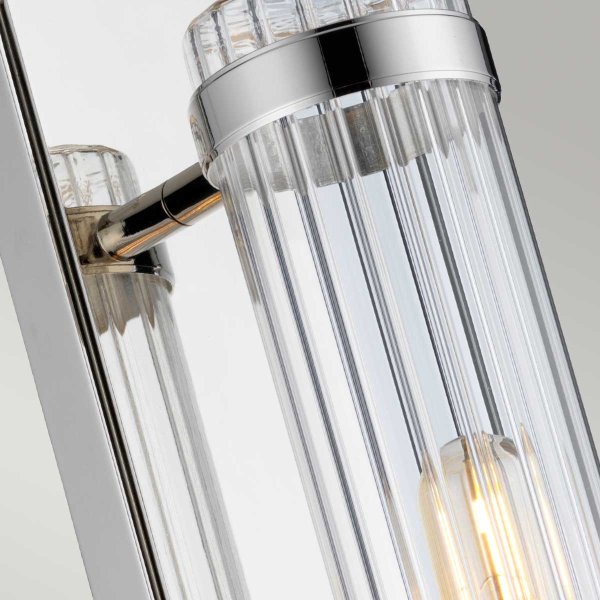 Wellington 40cm Chroom badkamerlamp Van Elstead Lighting - Gemaakt van hoogwaardig staal en glas, biedt het een luxueuze uitstraling met zijn gepolijste chromen afwerking en gecanneleerde glazen kap die een prachtige lichtverspreiding creëert.