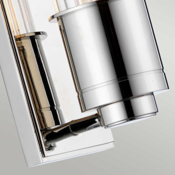 Wellington 40cm Chroom badkamerlamp Van Elstead Lighting - Gemaakt van hoogwaardig staal en glas, biedt het een luxueuze uitstraling met zijn gepolijste chromen afwerking en gecanneleerde glazen kap die een prachtige lichtverspreiding creëert.
