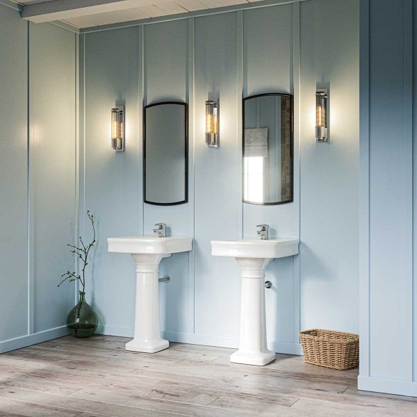 Wellington 40cm Chroom badkamerlamp Van Elstead Lighting - Gemaakt van hoogwaardig staal en glas, biedt het een luxueuze uitstraling met zijn gepolijste chromen afwerking en gecanneleerde glazen kap die een prachtige lichtverspreiding creëert.