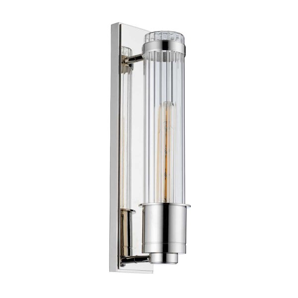 Wellington 40cm Chroom badkamerlamp Van Elstead Lighting - Gemaakt van hoogwaardig staal en glas, biedt het een luxueuze uitstraling met zijn gepolijste chromen afwerking en gecanneleerde glazen kap die een prachtige lichtverspreiding creëert.